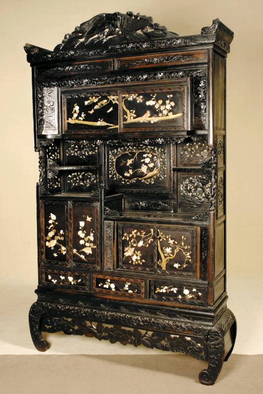 Chinesischer Prunkschrank, um 1880/1910, für den europäischen Markt gemacht, komplett in Limbaholz gearbeitet, geschwärzt, typische symetrische ...