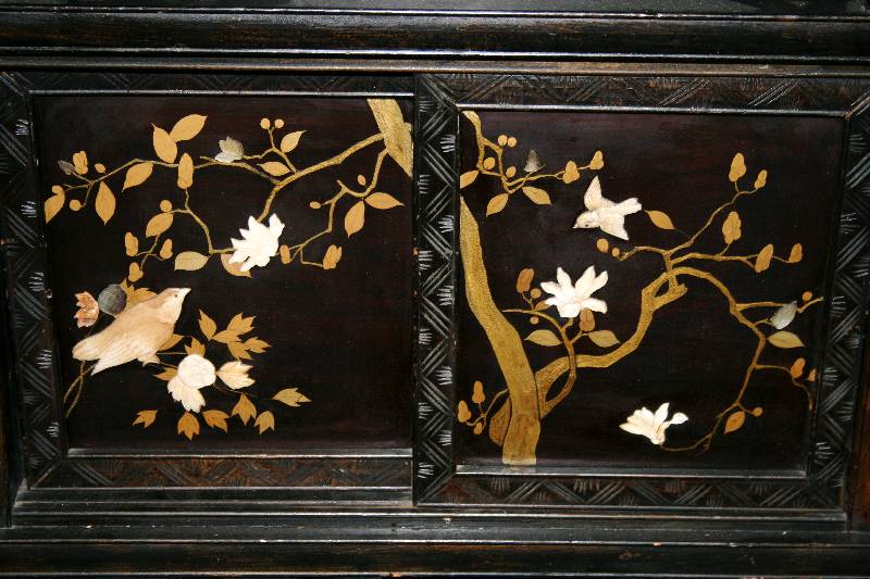 Detail a: Chinesischer Prunkschrank, um 1880/1910, für den europäischen Markt gemacht, komplett in Limbaholz gearbeitet, geschwärzt, typische symetrische ...