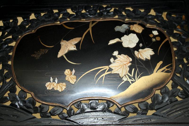 Detail b: Chinesischer Prunkschrank, um 1880/1910, für den europäischen Markt gemacht, komplett in Limbaholz gearbeitet, geschwärzt, typische symetrische ...