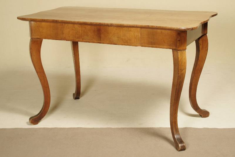 Schreibtisch bzw. Salontisch, deutsch, um 1850/60, Korpus Weichholz, Nußbaum- bzw. Wurzelnußfurnier, geschweifte Platte passig, Fadenintarsien, ...