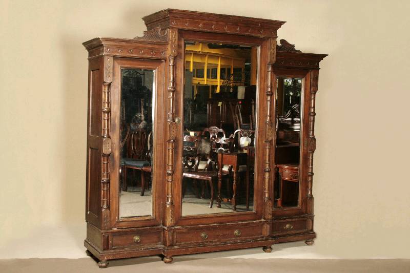 3-teiliger Kleiderschrank, deutsch, um 1880/90, Gründerzeit, Korpus Eiche massiv, komplett auf Rahmen gearbeitet, Nußbaumfurnier in sehr feiner ...