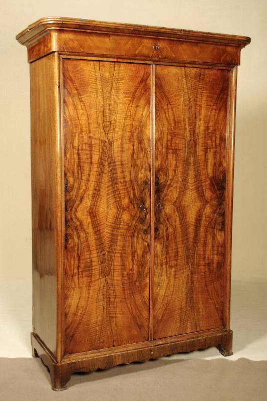 Sogenannter Rahmenschrank, Pfalz/Baden, um 1830, Korpus Weichholz, Wurzelnußfurnier, ausgesprochen schönes Furnierbild, dieses 4 -fach doppelt ...