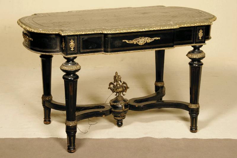 Salontisch, Frankreich, um 1860/70, Napoleon III, historizistisch mit klassizistischen und Barockelementen, Edelhölzer, diese schwarz gelackt bzw. ...