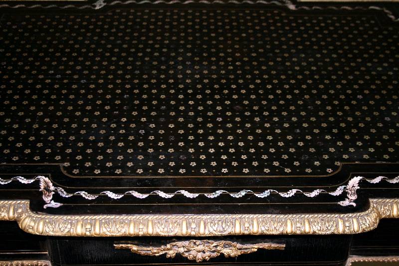 Detail a: Salontisch, Frankreich, um 1860/70, Napoleon III, historizistisch mit klassizistischen und Barockelementen, Edelhölzer, diese schwarz gelackt bzw. ...