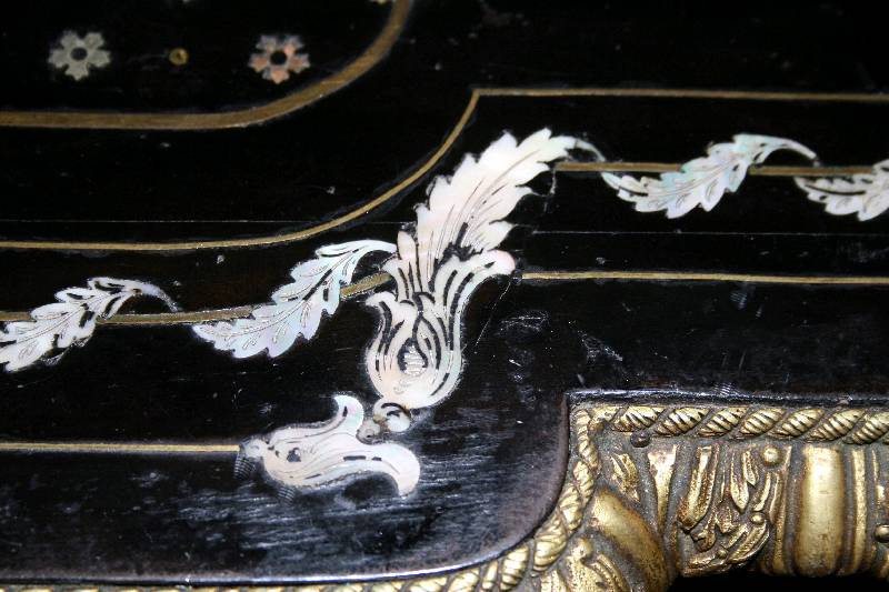 Detail b: Salontisch, Frankreich, um 1860/70, Napoleon III, historizistisch mit klassizistischen und Barockelementen, Edelhölzer, diese schwarz gelackt bzw. ...