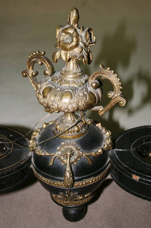 Detail c: Salontisch, Frankreich, um 1860/70, Napoleon III, historizistisch mit klassizistischen und Barockelementen, Edelhölzer, diese schwarz gelackt bzw. ...