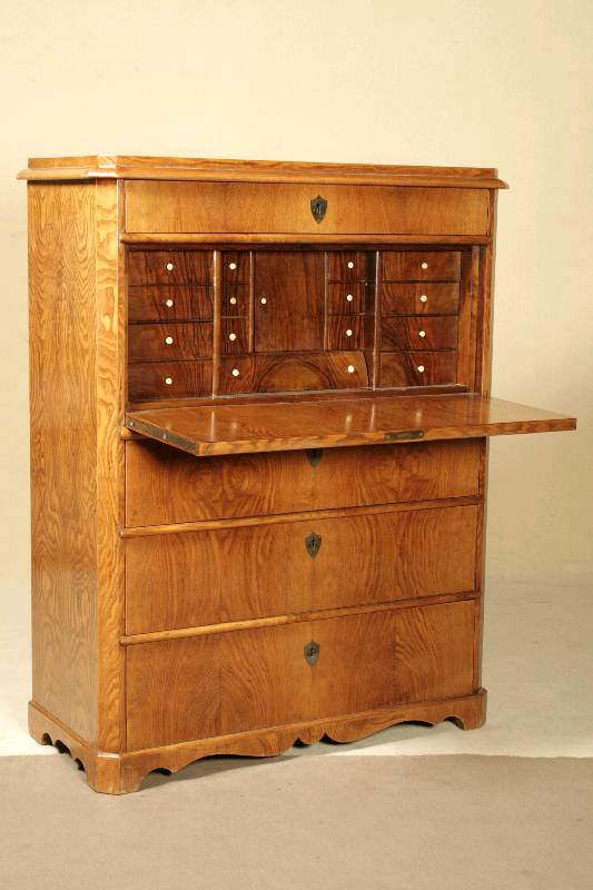 Schranksekretär, norddeutsch, um 1835/40, Korpus Weichholz, z.T. dickes Rüsterfurnier gespiegelt bzw. doppelt gespiegelt verlegt, 4 -schübig, ...