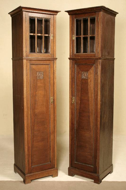 Zwei Jugendstilpylonen, deutsch/wohl München, um 1904/06, Korpus Hartholz, Front auf Rahmen gearbeitet, Eichefurnier horizontal und vertikal z.T. ...