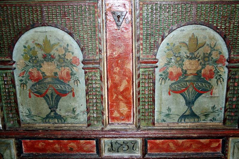 Detail a: Stollentruhe, süddeutsch/Gegend Rottal, 1737 , Korpus Weichholz, Leistenverzierung 3- bzw. 4-fach getreppt, Bemalung und Datierung aus der Zeit, ...