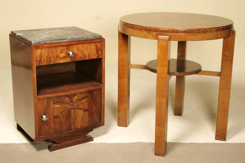 Salontisch, deutsch, um 1930/32, Korpus Weichholz, Wurzelnußfurnier doppelt gespiegelt verlegt, Beine passig, rundes Ablageteil, streng geometrisch, ...