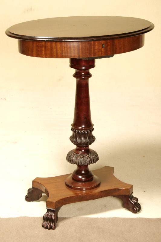 Detail a: Nähtischchen, England, um 1870, viktorianisch, Palisander- und Mahgonifurnier von hervorragender Qualität, in sich 3-fach gegliedert, Platte mit ...