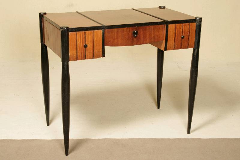 Detail a: Poudreuse, Frankreich, um 1932/34, reines ArtDeco, Korpus Weichholz, Mahagonifurnier, Ränder schwarz gefaßt, 4-säulig, leichte Balusterform, ...