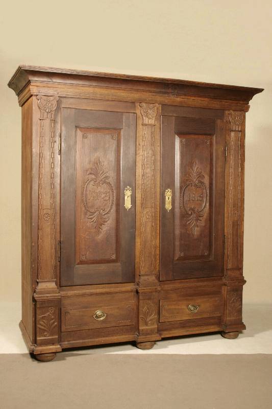Dielenschrank, Gegend Trier, 1815, Eiche massiv, 3-geteilt, aufgelegte Halbsäulen, z.T. mit Rosettenmuster bzw. Kapitele mit Rosettenbändern, ...
