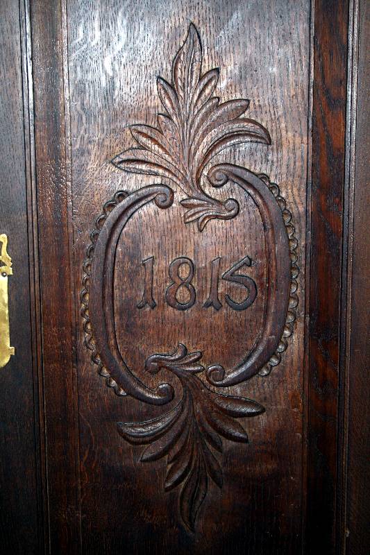 Detail a: Dielenschrank, Gegend Trier, 1815, Eiche massiv, 3-geteilt, aufgelegte Halbsäulen, z.T. mit Rosettenmuster bzw. Kapitele mit Rosettenbändern, ...