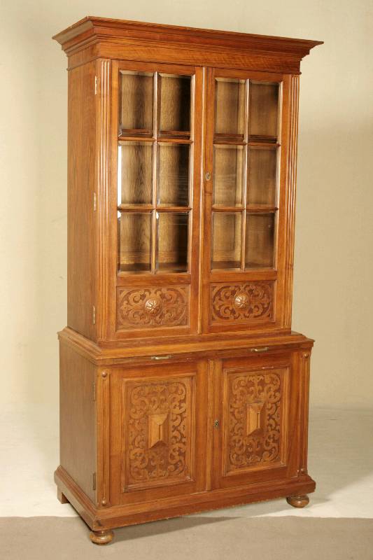 Kleiner Bücherschrank, deutsch, um 1900, z.T. Eiche massiv, Wurzelnußfurnier bzw. kaukasisch Nußbaum gespiegelt furniert, Front mit facettiertem ...