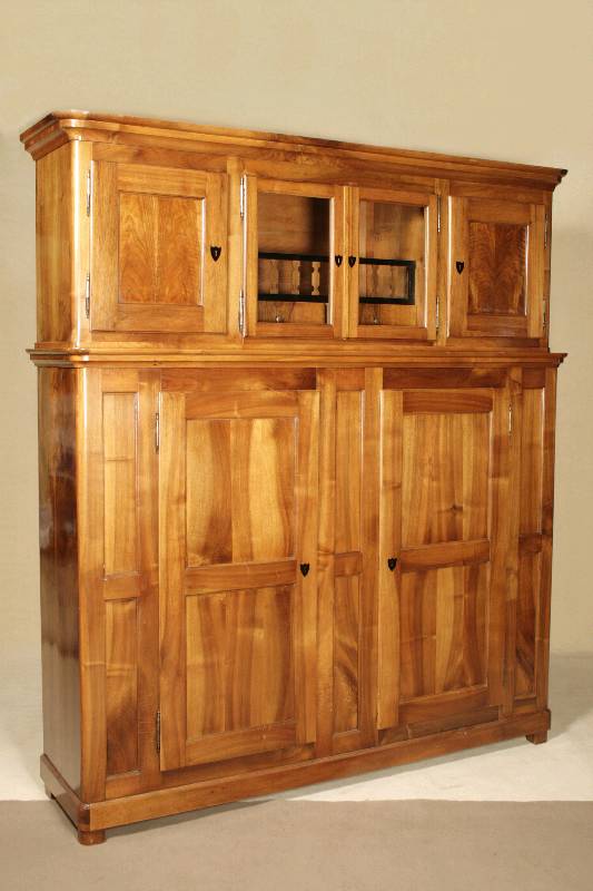 Vielzweckschrank, nach süddeutschem/schweizer Vorbild, unter Verwendung alter Teile komponiert, Front auf Rahmen gearbeitet, Nußbaum massiv, zum ...