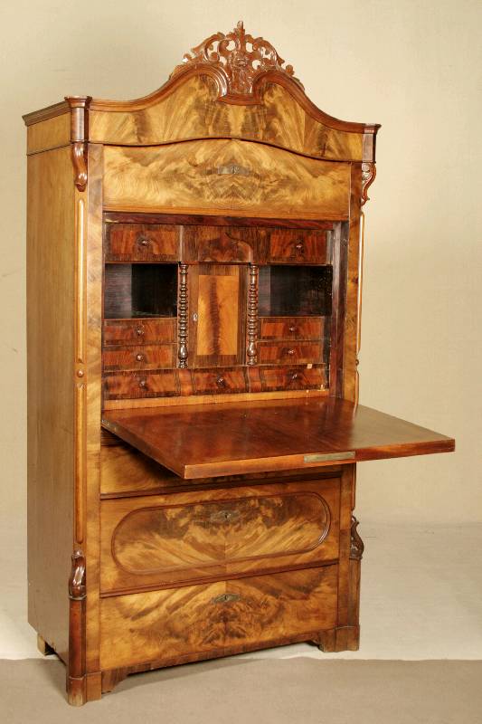 Schranksekretär, mitteldeutsch, um 1860, Korpus Weichholz, Wurzelnußfurnier quer gespiegelt verlegt, 4-schübig, Ränder mit doppelt getreppten ...