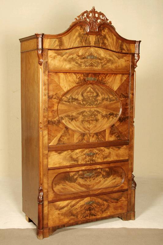 Detail a: Schranksekretär, mitteldeutsch, um 1860, Korpus Weichholz, Wurzelnußfurnier quer gespiegelt verlegt, 4-schübig, Ränder mit doppelt getreppten ...