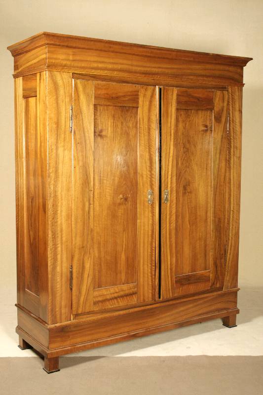 Spätbiedermeierschrank, süddeutsch, um 1830/40, Nußbaum massiv, komplett auf Rahmen gearbeitet, restauriert, Füße und Schlagleiste erneuert, ...