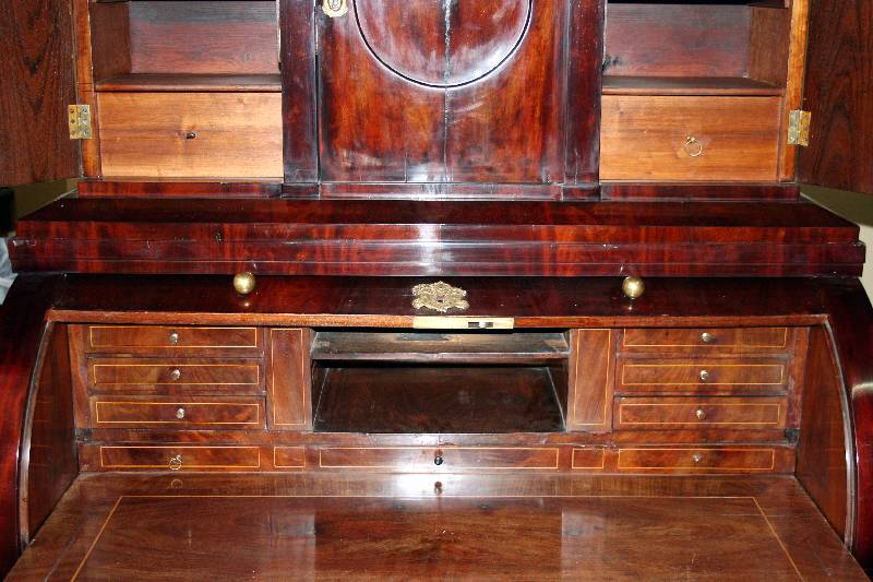 Detail b: Rollbüro, norddeutsch/wohl Schleswig/Dänemark, um 1840, Korpus Weichholz bzw. Nußbaum/Eiche, Mahagoni- bzw. Pyramidenmahagonifurnier gespiegelt ...