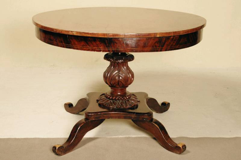 Salontisch, England, um 1835/40, Korpus Hartholz, Mahagonifurnier, Fadenintarsien, vier Auslegerbeine, Balustersäule mit Akanthusblattverzierung und ...