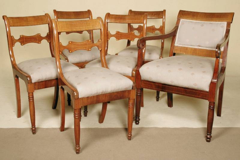 Fünf Stühle und ein Armlehnstuhl, England, um 1850, Weichholz, Mahagonifurnier z.T. gespiegelt verlegt, Fadenintarsien, Vorderseite Balusterbeine ...
