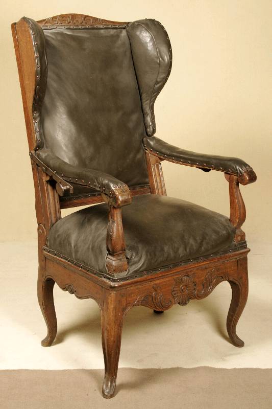 Repräsentativer Barocksessel, Kurpfalz, um 1740/50, Nußbaum massiv, Beine geschweift, um 1830 Rückenlehne zum Verstellen umgebaut, Rückenlehne ...