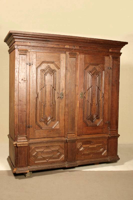 Flurschrank, norddeutsch, um 1740/50, Eiche massiv, Verwendung von ausgewähltem Kernholz, Front auf Rahmen gearbeitet, Inlets verkrakt bzw. doppelt ...