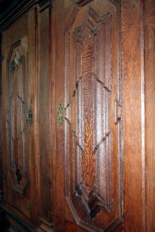 Detail a: Flurschrank, norddeutsch, um 1740/50, Eiche massiv, Verwendung von ausgewähltem Kernholz, Front auf Rahmen gearbeitet, Inlets verkrakt bzw. doppelt ...