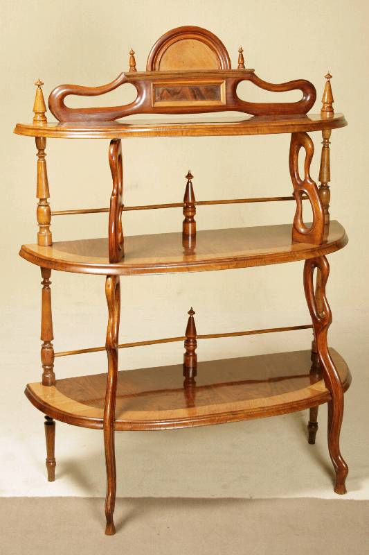 Ausgefallene Etagere, Ungarn, um 1860, Nußbaum massiv bzw. Nußbaumfurnier gespiegelt verlegt, Ränder aufgehelltes Nußbaumfurnier, gitterartiger ...