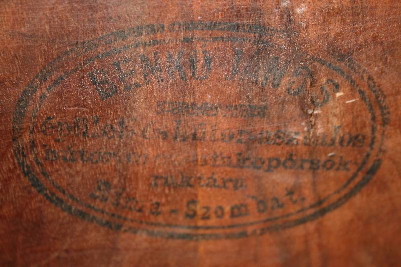 Detail a: Ausgefallene Etagere, Ungarn, um 1860, Nußbaum massiv bzw. Nußbaumfurnier gespiegelt verlegt, Ränder aufgehelltes Nußbaumfurnier, gitterartiger ...