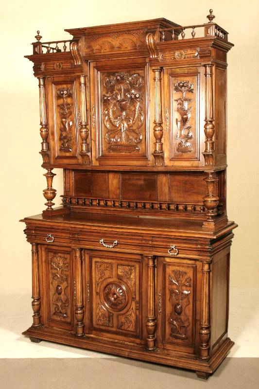 Aufsatzmöbel, Frankreich, um 1880/90, Nußbaum massiv, 3-teilig, Unterteil mit drei Türen und vier freistehenden Säulen, diese kanneliert, in ...