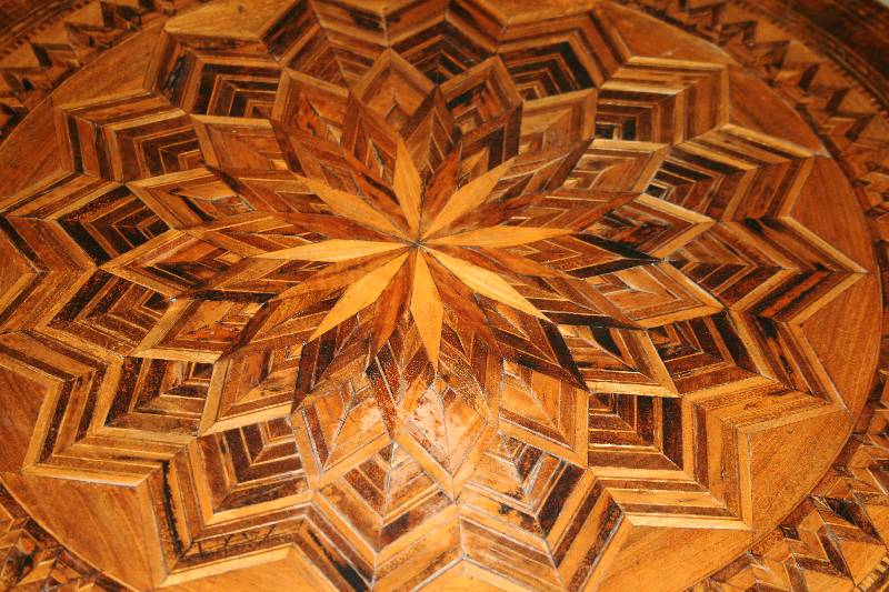 Detail a: Salon- bzw. Beistelltisch, Italien/Toskana, um 1900, Korpus Weichholz, dickfurnierig, nach dem Vorbild von 1760/70, schöne Drechselarbeit, Intarsien ...