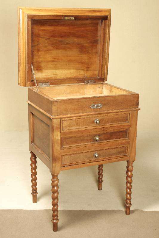 kleine Waschkommode, deutsch, um 1870/80, Korpus Weichholz, Front Nußbaum- bzw. Wurzelnußfurnier, Beine gedrechselt, auf Rahmen gearbeitet, ...