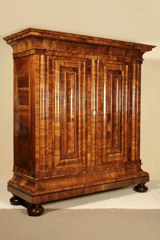 Frankfurter Wellenschrank, deutsch, um 1730/40, Korpus Weichholz, Wurzelnußfurnier quer verlegt (!), hervorragende Ausrichtung des Furnierbildes in ...