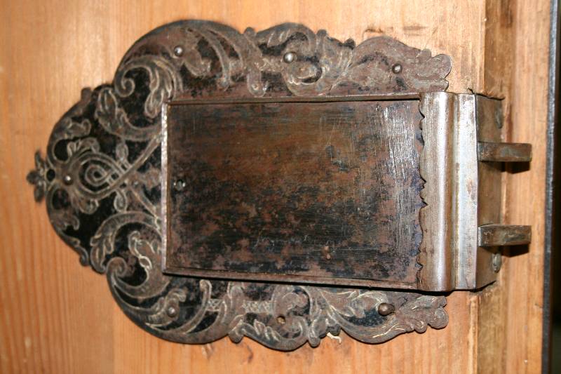 Detail a: Frankfurter Wellenschrank, deutsch, um 1730/40, Korpus Weichholz, Wurzelnußfurnier quer verlegt (!), hervorragende Ausrichtung des Furnierbildes in ...