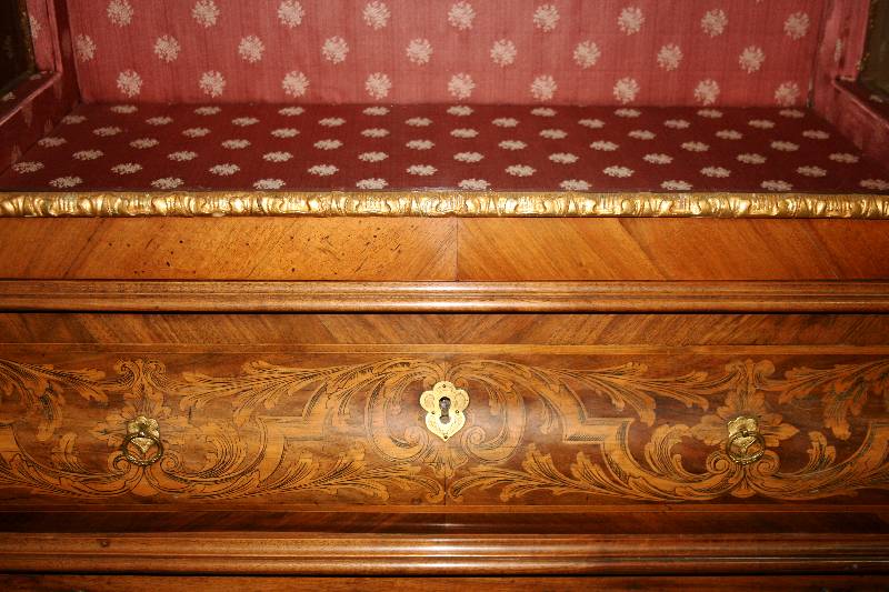 Detail a: 3-seitig verlgaste Barockvitrine, um 1780, Nußbaum massiv, z.T. furniert, geschwungenes Oberteil mit volutenförmiger Kopfleiste, Unterteil auf ...