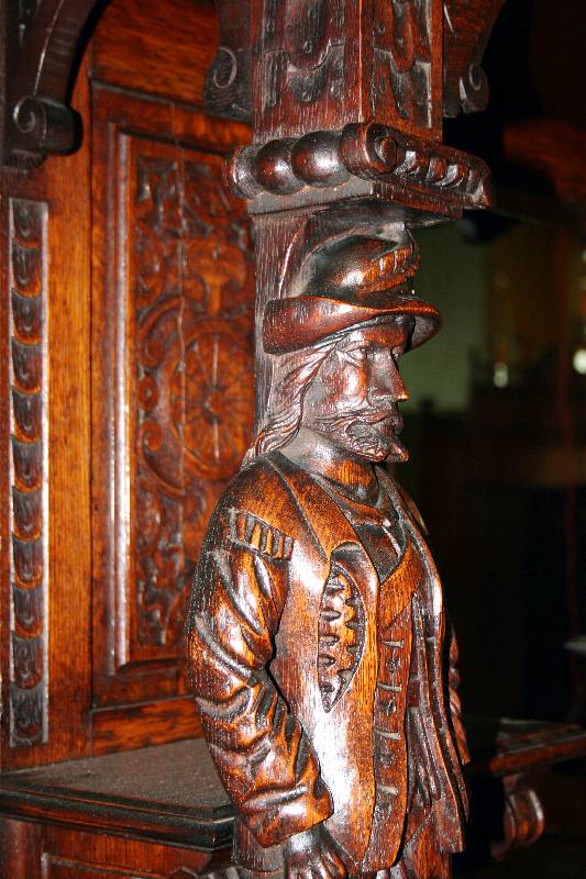 Detail a: Prunkvoller Buffetschrank mit Spiegelaufsatz, Frankreich, um 1870, Eiche massiv, Unterteil mit aufwendigen Schnitzereien, Türfüllungen mit ...