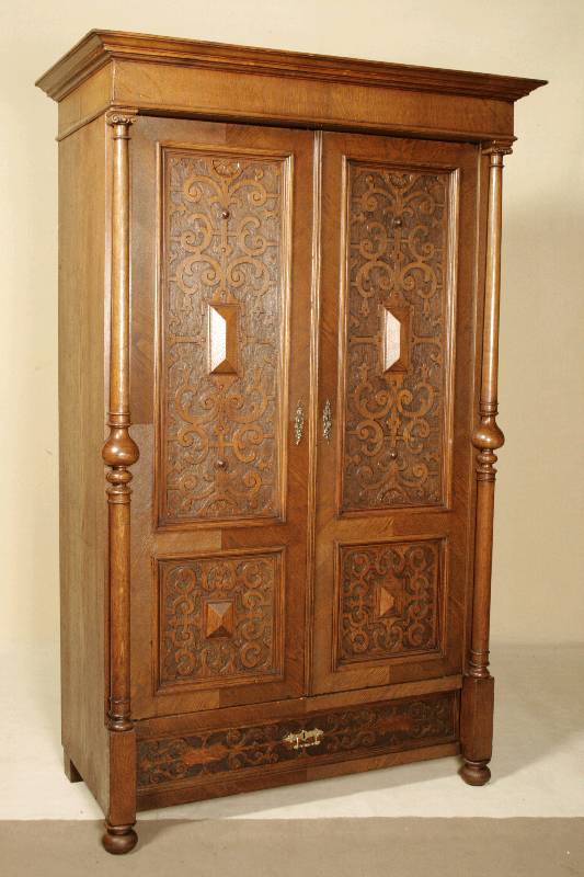 Schrank, deutsch, um 1880, Gründerzeit, Eiche massiv, z.T. furniert, Korpus Weichholz, Front auf Rahmen gearbeitet, Inlets punziert, mit Muschel- ...