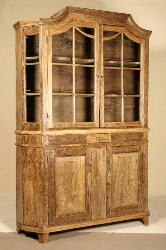 Sogenannter Prahlhans, norddeutsch/Ammerland, um 1770/80, bäuerlich, Eiche massiv, Front auf Rahmen gearbeitet, Kopf doppelt geschweift, mit ...