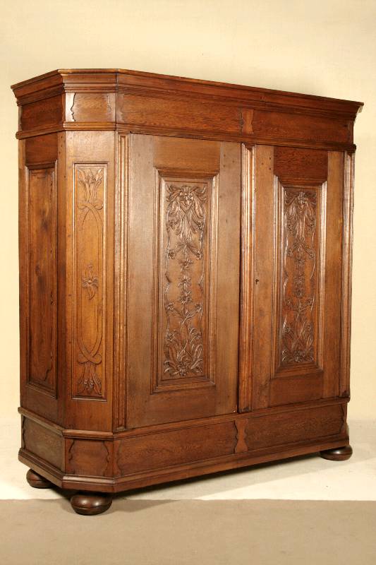 Schrank, deutsch/Niederrhein, um 1820, Eiche massiv, gerader Korpus mit stark abgeschrägten Ecken, Seiten mit kassettierten Füllungen, Ecken mit ...