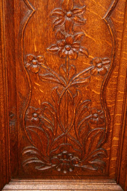 Detail a: Schrank, deutsch/Niederrhein, um 1820, Eiche massiv, gerader Korpus mit stark abgeschrägten Ecken, Seiten mit kassettierten Füllungen, Ecken mit ...