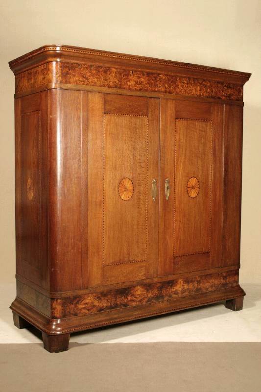 Schrank, deutsch, um 1820/30, Spätbiedermeier, Korpus Eiche massiv, schwere Fußleiste, oben und unten mit aufgelegtem Wurzelnußfurnier, gerader ...