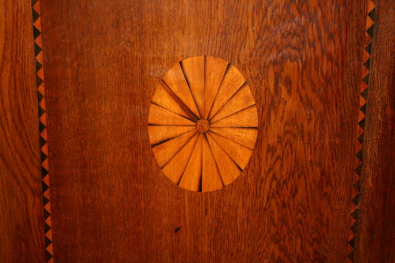 Detail a: Schrank, deutsch, um 1820/30, Spätbiedermeier, Korpus Eiche massiv, schwere Fußleiste, oben und unten mit aufgelegtem Wurzelnußfurnier, gerader ...