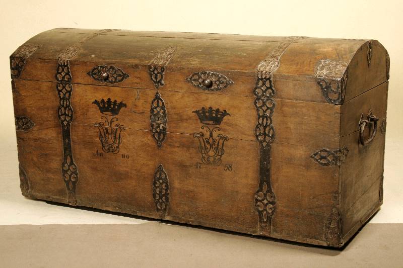 Hochzeitstruhe, deutsch, um 1760, Eiche massiv, Kufen unten wohl sekundär, Bänderung mit schmiedeeiserner Durchbrucharbeit, leicht schwundrissig, ...