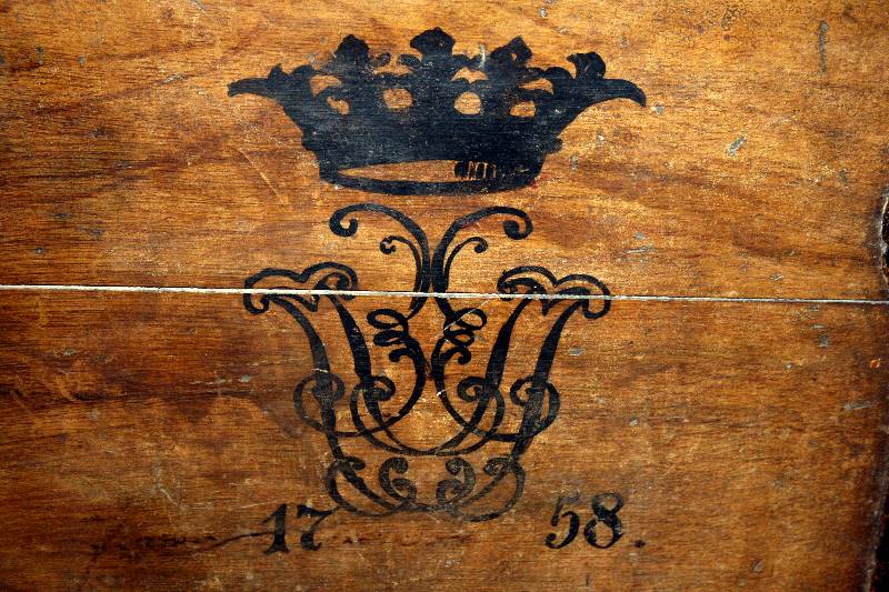 Detail a: Hochzeitstruhe, deutsch, um 1760, Eiche massiv, Kufen unten wohl sekundär, Bänderung mit schmiedeeiserner Durchbrucharbeit, leicht schwundrissig, ...