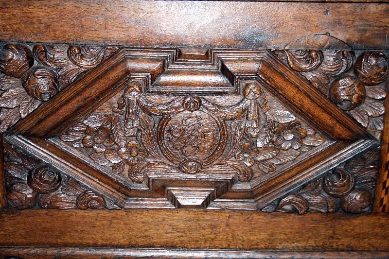 Detail a: Außergewöhnliche Flachdeckeltruhe, 18. Jhd., Eiche massiv, frontseitig plastisch geschnitzte Füllungen mit Monogramm und Bandintarsien, seitlich ...