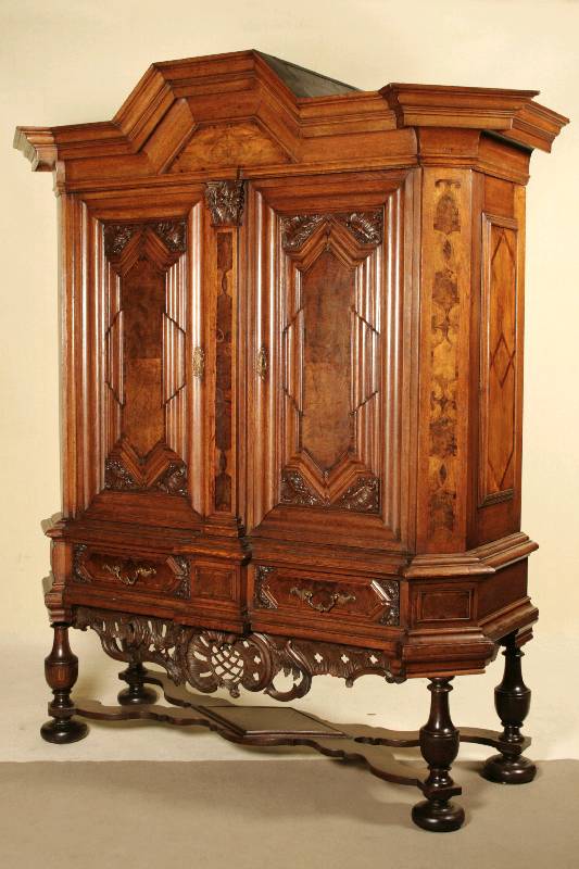 Stollenkabinettschrank, Mark Brandenburg, um 1750, Korpus Eiche, Wurzelnußfurnier, zweitüriger Schrankaufsatz mit vorkrakendem sogenanntem Danziger ...