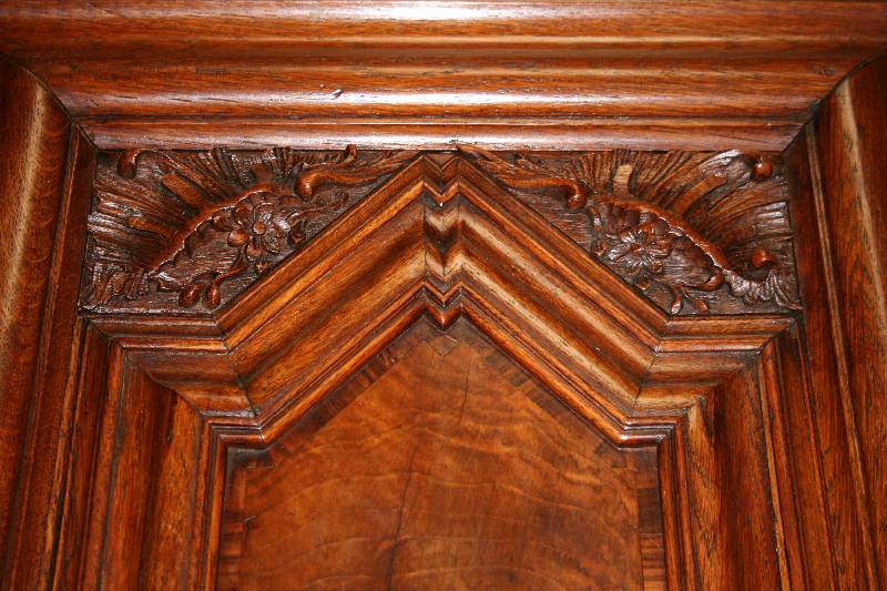 Detail a: Stollenkabinettschrank, Mark Brandenburg, um 1750, Korpus Eiche, Wurzelnußfurnier, zweitüriger Schrankaufsatz mit vorkrakendem sogenanntem Danziger ...