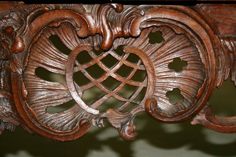 Detail b: Stollenkabinettschrank, Mark Brandenburg, um 1750, Korpus Eiche, Wurzelnußfurnier, zweitüriger Schrankaufsatz mit vorkrakendem sogenanntem Danziger ...